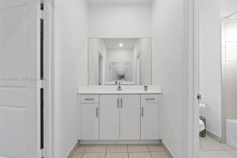 House in Miami, Florida 4 bedrooms, 237.83 sq.m. № 2004377 - photo 5