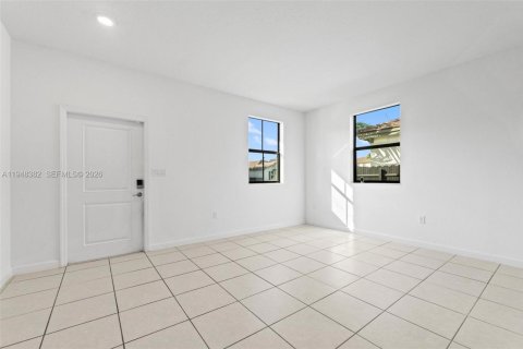 House in Miami, Florida 4 bedrooms, 237.83 sq.m. № 2004377 - photo 9