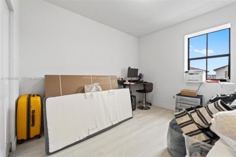 House in Miami, Florida 4 bedrooms, 237.83 sq.m. № 2004377 - photo 3