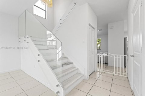 House in Miami, Florida 4 bedrooms, 237.83 sq.m. № 2004377 - photo 11