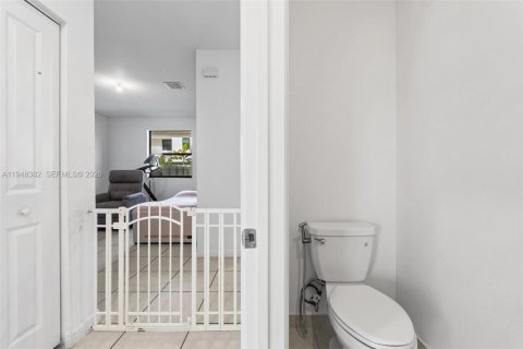 House in Miami, Florida 4 bedrooms, 237.83 sq.m. № 2004377 - photo 12