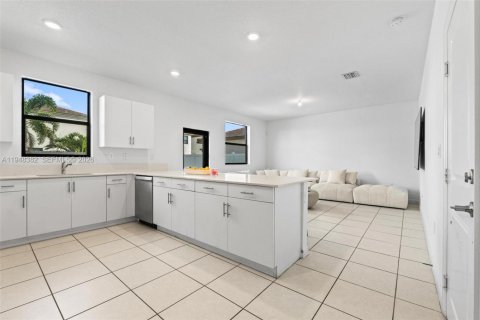 House in Miami, Florida 4 bedrooms, 237.83 sq.m. № 2004377 - photo 14