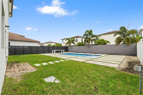 House in Miami, Florida 4 bedrooms, 237.83 sq.m. № 2004377 - photo 23