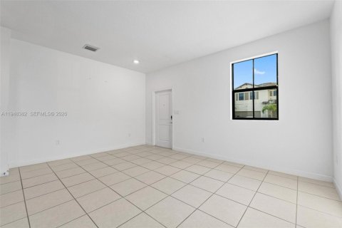 House in Miami, Florida 4 bedrooms, 237.83 sq.m. № 2004377 - photo 10