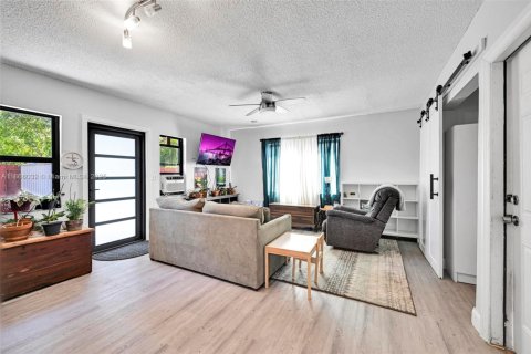 House in Hollywood, Florida 4 bedrooms, 245.26 sq.m. № 1893498 - photo 13