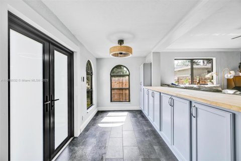 House in Hollywood, Florida 4 bedrooms, 245.26 sq.m. № 1893498 - photo 5