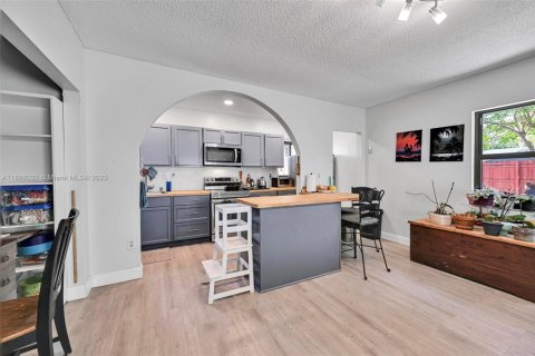 House in Hollywood, Florida 4 bedrooms, 245.26 sq.m. № 1893498 - photo 12