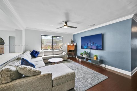 House in Hollywood, Florida 4 bedrooms, 245.26 sq.m. № 1893498 - photo 3