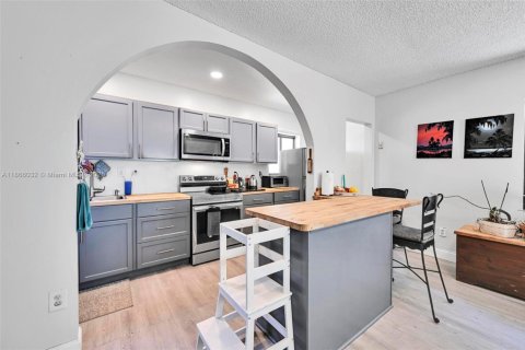 House in Hollywood, Florida 4 bedrooms, 245.26 sq.m. № 1893498 - photo 14