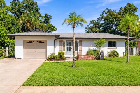 House in Largo, Florida 3 bedrooms, 156.45 sq.m. № 2391610 - photo 2