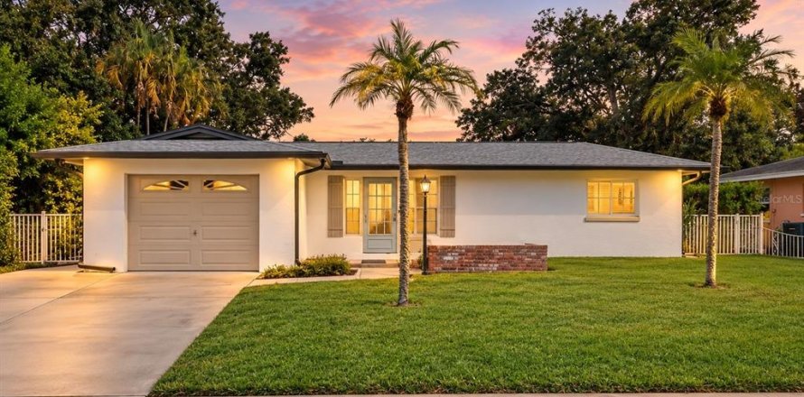 House in Largo, Florida 3 bedrooms, 156.45 sq.m. № 2391610
