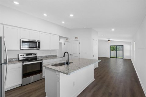 House in Spring Hill, Florida 3 bedrooms, 139.17 sq.m. № 1747463 - photo 4