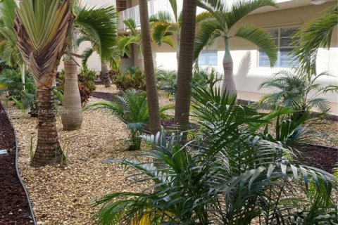 Condo in Miami, Florida, 1 bedroom  № 2003168 - photo 7