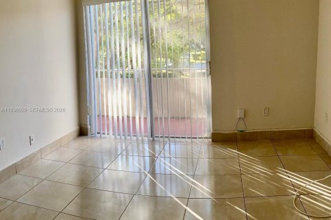 Condo in Miami, Florida, 1 bedroom  № 2003168 - photo 5