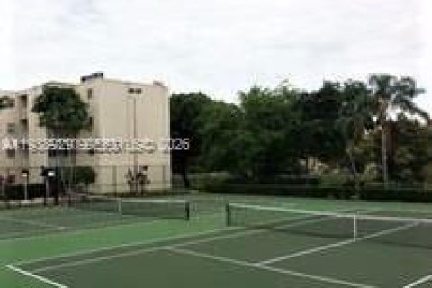 Condo in Miami, Florida, 1 bedroom  № 2003168 - photo 11