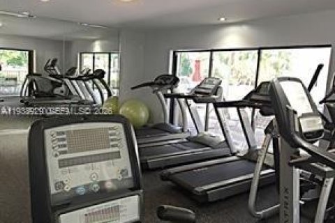 Condo in Miami, Florida, 1 bedroom  № 2003168 - photo 9