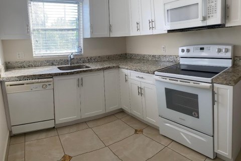 Condo in Miami, Florida, 1 bedroom  № 2003168 - photo 3