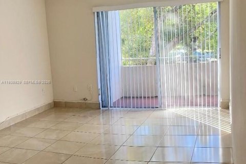 Condo in Miami, Florida, 1 bedroom  № 2003168 - photo 4