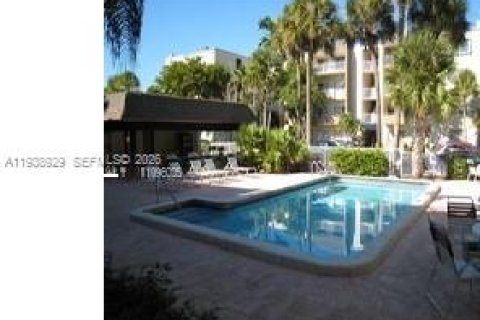 Condo in Miami, Florida, 1 bedroom  № 2003168 - photo 8