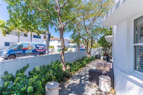 Villa ou maison à vendre à Miami Beach, Floride: 2 chambres, 82.87 m2 № 2170217 - photo 18