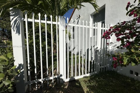 Villa ou maison à louer à Coral Gables, Floride: 3 chambres, 102.19 m2 № 2000192 - photo 3