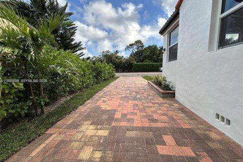 Villa ou maison à louer à Coral Gables, Floride: 3 chambres, 102.19 m2 № 2000192 - photo 4