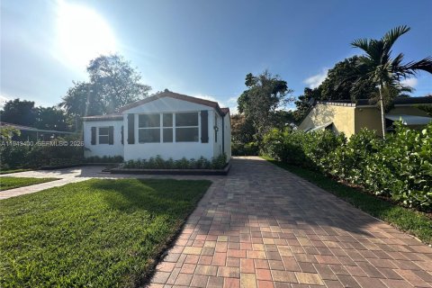 Villa ou maison à louer à Coral Gables, Floride: 3 chambres, 102.19 m2 № 2000192 - photo 2