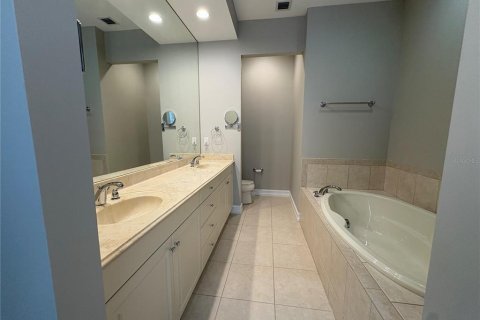 Condo in Celebration, Florida, 2 bedrooms  № 2394324 - photo 20
