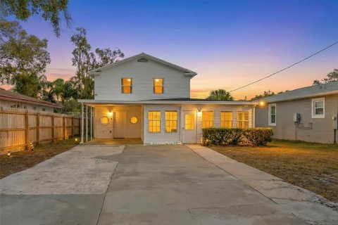 House in Clearwater, Florida 4 bedrooms, 143.81 sq.m. № 2239405