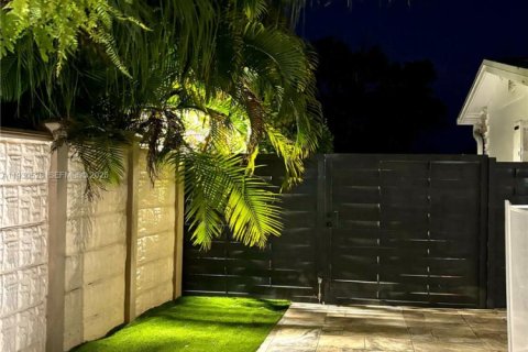 Снять в аренду виллу или дом в Катлер-Бей, Флорида 3 спальни, 130.81м2, № 1989400 - фото 7