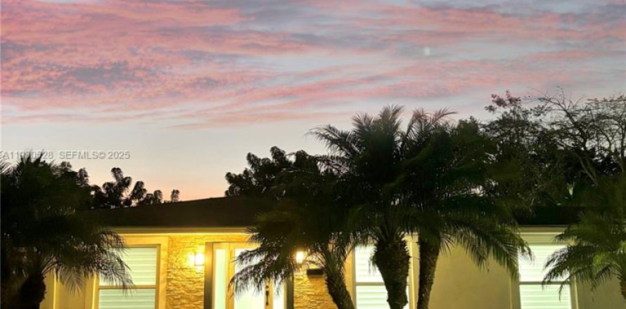 Дом в Катлер-Бей, Флорида 3 спальни, 130.81м2 № 1989400