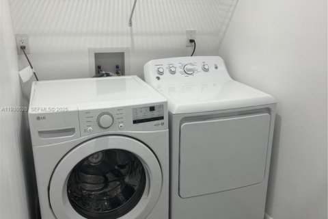 Снять в аренду виллу или дом в Катлер-Бей, Флорида 3 спальни, 130.81м2, № 1989400 - фото 12