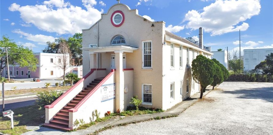 Commercial property in Tampa, Florida 468.23 sq.m. № 1879718
