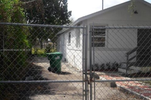 House in Miami, Florida 3 bedrooms, 83.61 sq.m. № 1811974 - photo 1