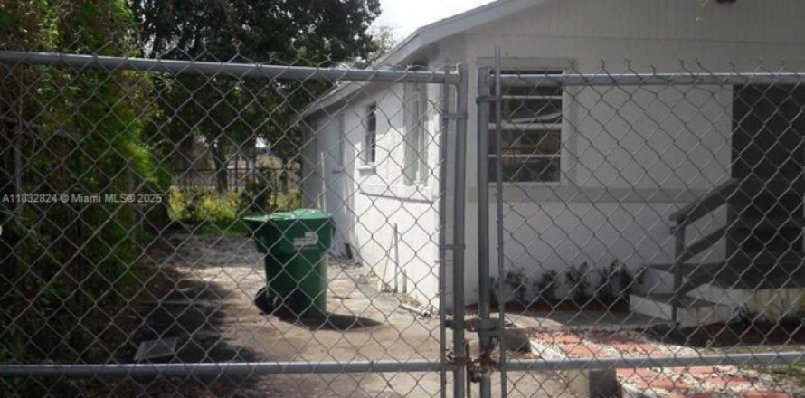 House in Miami, Florida 3 bedrooms, 83.61 sq.m. № 1811974