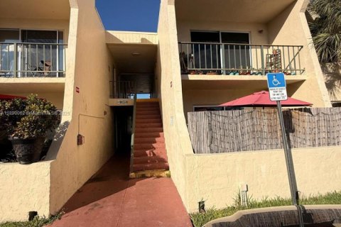 Condominio en alquiler en Miami, Florida, 1 dormitorio, 70.42 m2 № 1939282 - foto 1