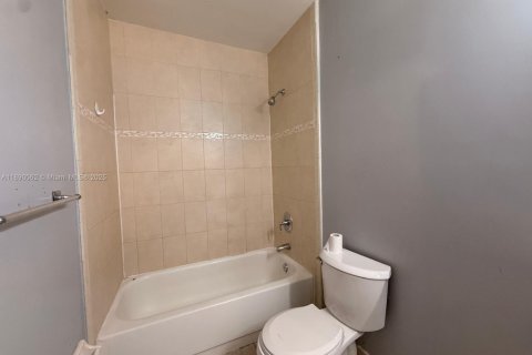 Condominio en alquiler en Miami, Florida, 1 dormitorio, 70.42 m2 № 1939282 - foto 3