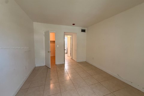 Condominio en alquiler en Miami, Florida, 1 dormitorio, 70.42 m2 № 1939282 - foto 4