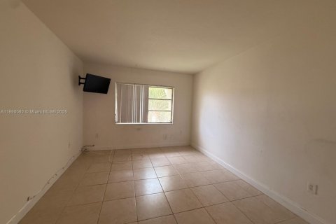 Condominio en alquiler en Miami, Florida, 1 dormitorio, 70.42 m2 № 1939282 - foto 5