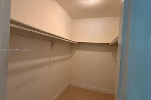 Condominio en alquiler en Miami, Florida, 1 dormitorio, 70.42 m2 № 1939282 - foto 11