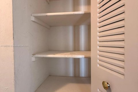 Condominio en alquiler en Miami, Florida, 1 dormitorio, 70.42 m2 № 1939282 - foto 12
