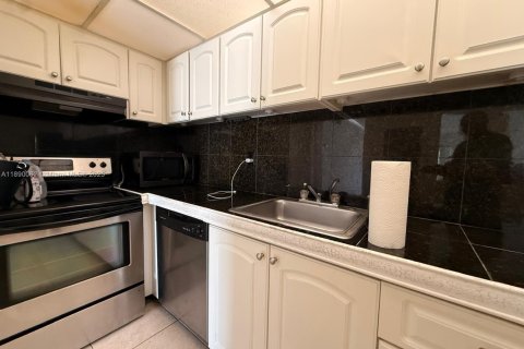 Condominio en alquiler en Miami, Florida, 1 dormitorio, 70.42 m2 № 1939282 - foto 8