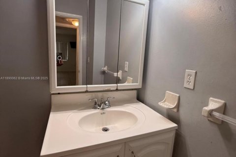 Condominio en alquiler en Miami, Florida, 1 dormitorio, 70.42 m2 № 1939282 - foto 2