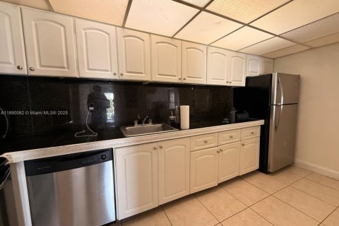 Condominio en alquiler en Miami, Florida, 1 dormitorio, 70.42 m2 № 1939282 - foto 13