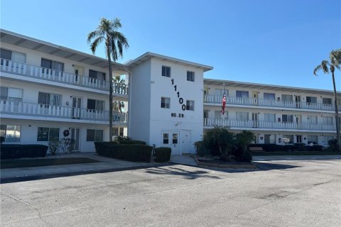 Condo in Seminole, Florida, 2 bedrooms  № 1542566 - photo 1