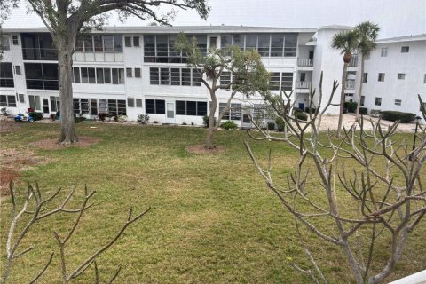 Condo in Seminole, Florida, 2 bedrooms  № 1542566 - photo 13