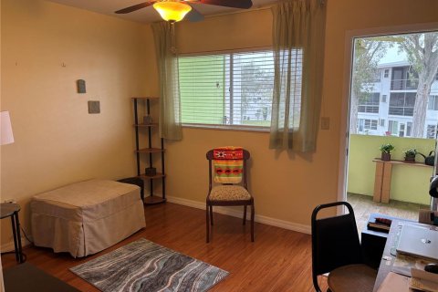 Condo in Seminole, Florida, 2 bedrooms  № 1542566 - photo 9