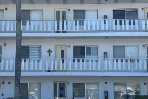 Condo in Seminole, Florida, 2 bedrooms  № 1542566 - photo 2