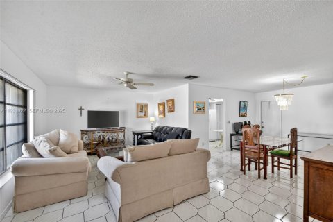 Casa en venta en Greenacres, Florida, 2 dormitorios, 107.49 m2 № 1990916 - foto 4