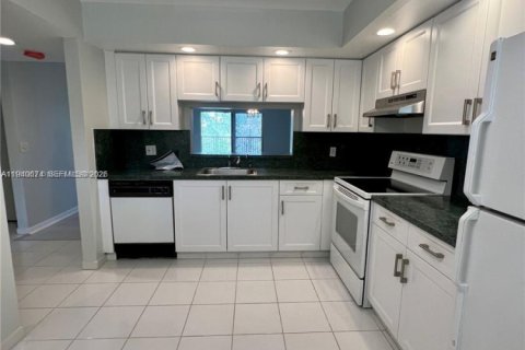 Condominio en alquiler en Pembroke Pines, Florida, 2 dormitorios, 110.74 m2 № 1997755 - foto 2